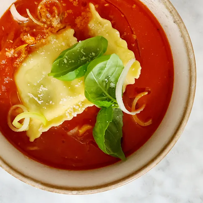 Tomatensoep met ravioli en paprika