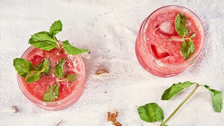 Strawberry mojito cocktail met rum - Simpele recepten