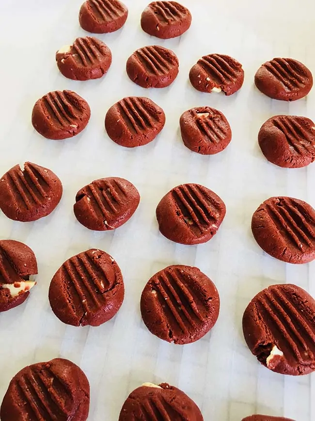Red Velvet koekjes met witte chocolade in de oven
