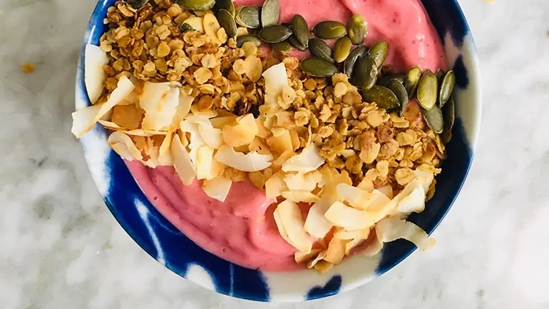 Smoothie bowl van aardbeien en granola