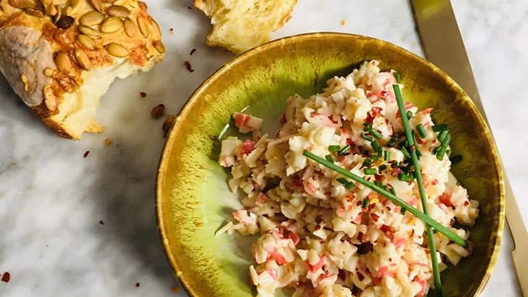 Krabsalade maken met surimi simpel recept