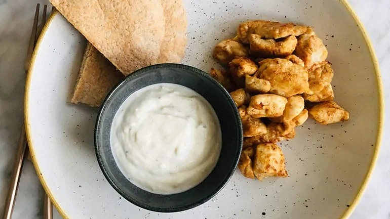 Griekse kip met yoghurtsaus recept