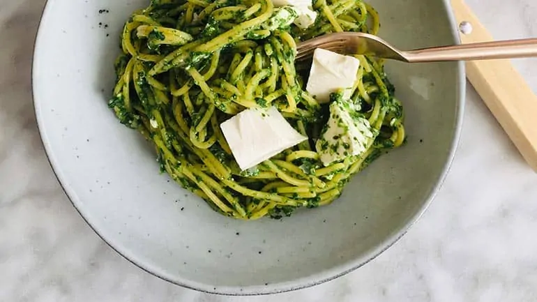 Spaghetti met spinazie en feta recept