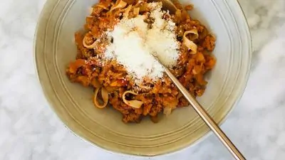 Traditionele macaroni bolognese