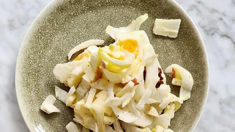 Snelle witlofsalade met appel ei en yoghurt
