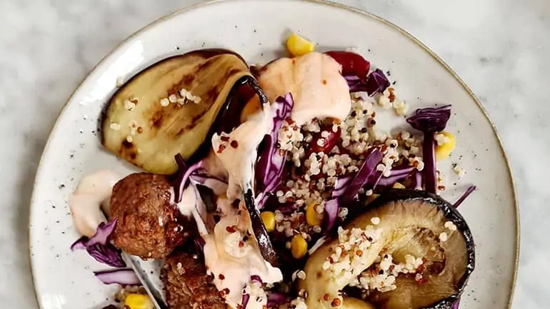 Quinoa met vegan balletjes en aubergine