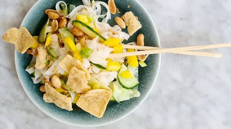 Salade van mihoen en mango en pindas
